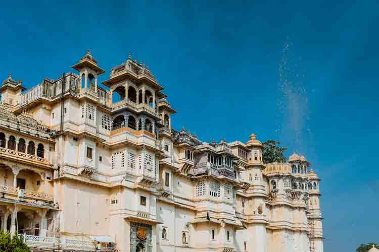 Udaipur- City Palace, A Royal Wonder Of Mewar. A sightseeing tour to famous tourist attractions of Udaipur.